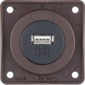 USB pistorasia ruskea